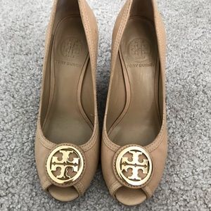Tory Burch Wedge size 6